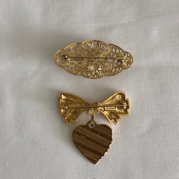 BUNDLE Avon Gold Tone Ribbon Heart/Gold Tone Filigree Ceramic Rose Brooches - Picture 5 of 7